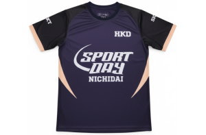クラスTシャツ 正面全体図：ネイビーとベージュの切替デザイン。高品質な全面昇華プリントで「SPORT DAY NICHIDAI」ロゴを表現。校内イベント・修学旅行の団体服に最適。