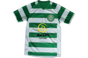 緑と白の横ストライプのサッカーユニフォーム前面。オリジナルチームエンブレムと「dalsen TOTTORI」のロゴが全面昇華プリントされたセルティック風のサッカーユニフォーム。