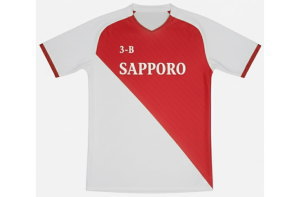 北海道の高校から依頼されたモナコFC風のクラスTシャツ。前面は赤と白の斜め切り替えデザインで、SAPPOROの文字とクラス番号が全面昇華プリントされたサッカーユニフォーム風のデザイン。