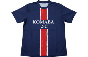 パリサンジェルマン風デザインのクラスTシャツ。ネイビーのボディに赤と白の昇華プリントを施した東京都の高校向けサッカーユニフォーム。胸にクラスのロゴ入り。