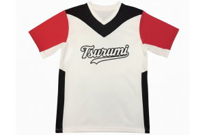 神奈川県の高校生が作成したフランクフルト風クラスTシャツ。全面昇華プリントのVネックサッカーユニフォーム。白・赤・黒のデザインにTsurumiのチームロゴ入り。