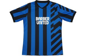 インテル2024-25風デザインのサッカーユニフォーム。青と黒のストライプにBARBER UNITEDのチーム名が昇華プリントされたフロントデザインはクラスTシャツにも最適。