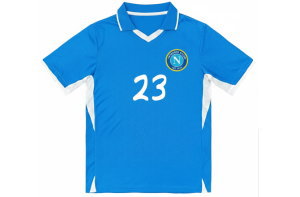 ナポリ2024-25風デザインのサッカーユニフォーム前面。鮮やかなスカイブルーに白のVネックと襟付き、胸番号23が入った全面昇華プリントのオーダーユニフォーム。