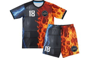 愛知県の鉄鋼会社サッカーチーム様向けオーダーメイドユニフォーム。炎と稲妻のフル昇華プリントデザイン、右胸に番号18、左胸にチームロゴを配置したフロントビュー。