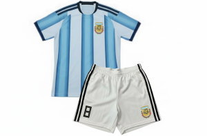 アルゼンチン代表風のオーダーメイドサッカーユニフォーム前面。水色と白のストライプが鮮やかなフル昇華プリント。左胸にチームロゴ入り。