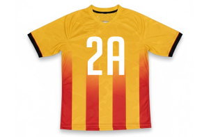 東京の高校生がデザインしたUSレッチェ風のクラスTシャツ。赤と黄色のストライプに全面昇華プリントでクラス名を大きく入れたサッカーユニフォーム。