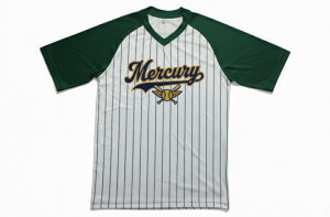 野球ユニフォーム風のクラスTシャツ前面デザイン。全面昇華プリントで施された緑ストライプと筆記体のMercuryロゴが特徴的な神奈川県の高校の制作事例