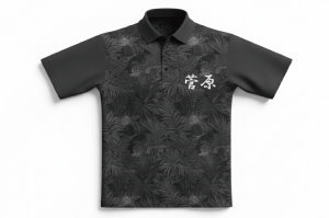 ラグビーチームの移動着に最適な全面昇華プリントポロシャツ。ニュージーランドのシダをイメージした黒のボタニカル柄と、鹿の子形状のマイクロポリエステル生地が特徴のデザイン。