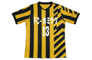 FC-カミナリ様フルオーダーサッカーユニフォーム 前面。ドルトムント風の黄×黒カラーとインテル風ストライプを組み合わせた昇華プリント。クラスTシャツやサークル用としても人気の高いチームロゴ・胸番号入りのデザイン。