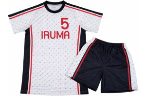 サッカーユニフォームの前面デザイン。胸の中央にチーム名IRUMA、左胸に番号5を配置した昇華プリントのオーダーメイド事例。
