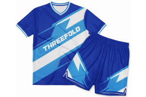 オーダーメイドサッカーシャツ前面。鮮やかな青ベースに白い稲妻モチーフとTHREEFOLDのチーム名ロゴをプリントしたVネックデザイン。