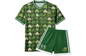 全面昇華プリントで制作された女子サッカー用オーダーメイドユニフォーム。シャツ全体に濃淡の異なるクローバー柄をデザインし、左胸にチームロゴを配置した華やかなデザイン。