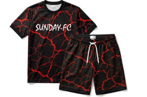 黒地に赤い雷鳴柄のオーダーメイドサッカーユニフォーム上下セット。胸にSUNDAY-FCのロゴ入り。