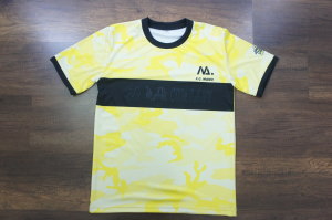 黄色の迷彩柄半袖プラシャツ サッカーチームのユニフォーム