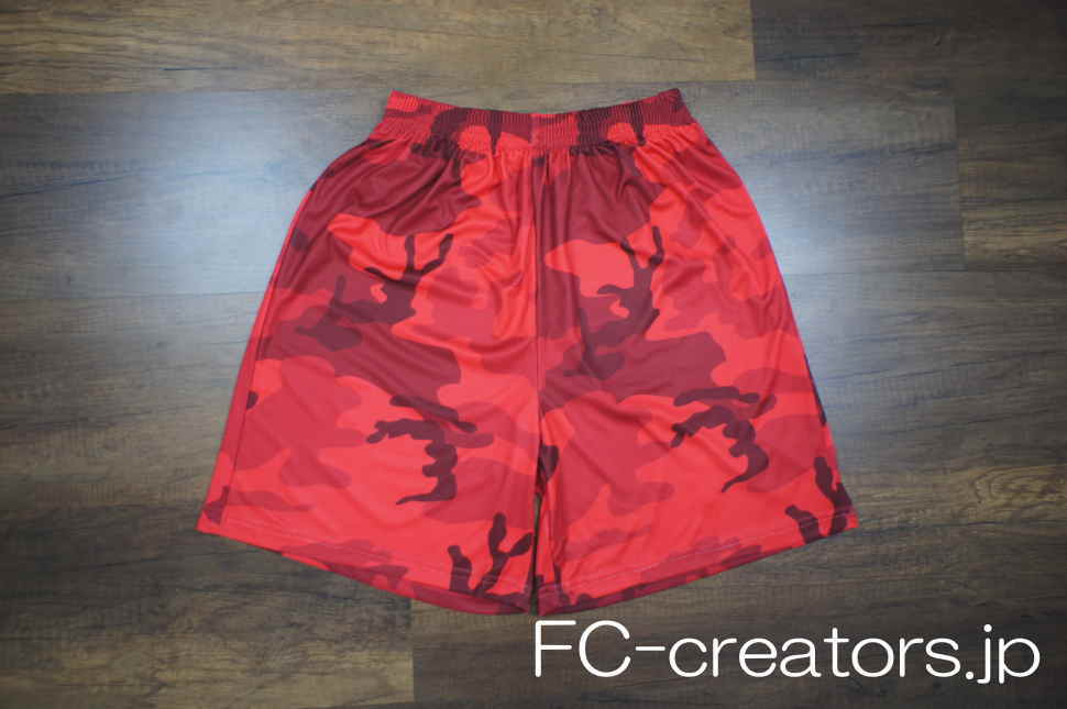 赤色の迷彩柄のサッカーパンツ 後ろ側の画像