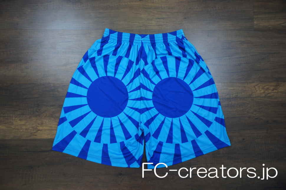 青と水色の幾何学模様のサッカーパンツ 表側