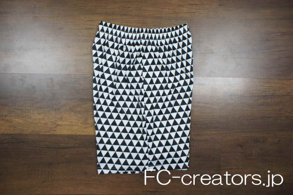 白と黒で作った三角チェック柄のサッカーパンツの横側
