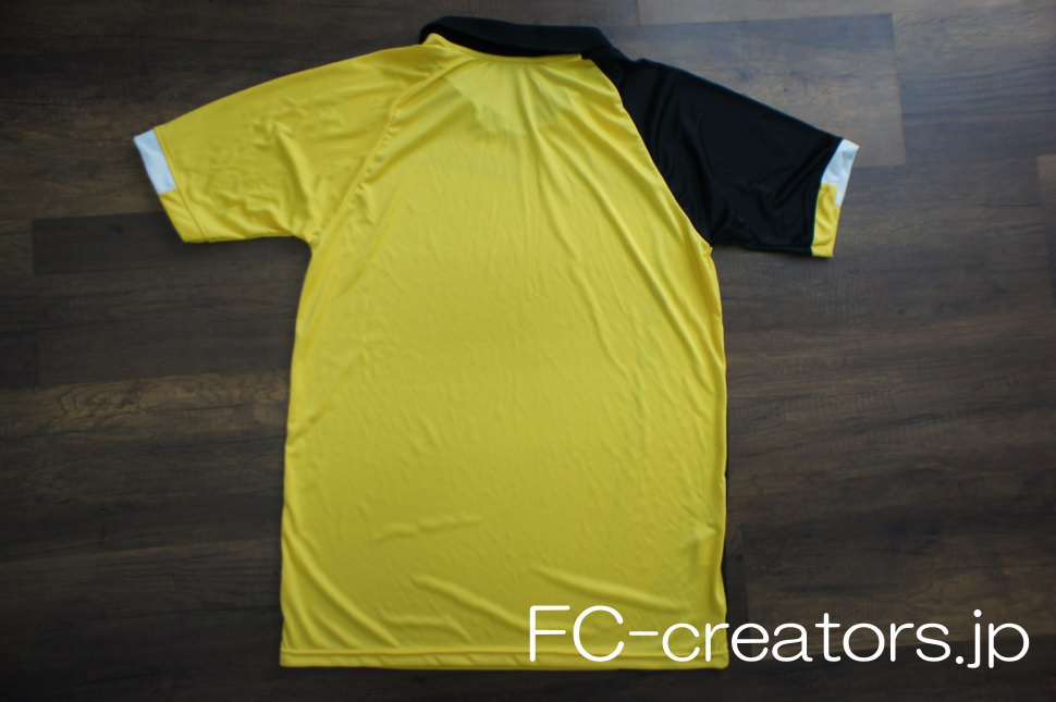 黄色いサッカーシャツ