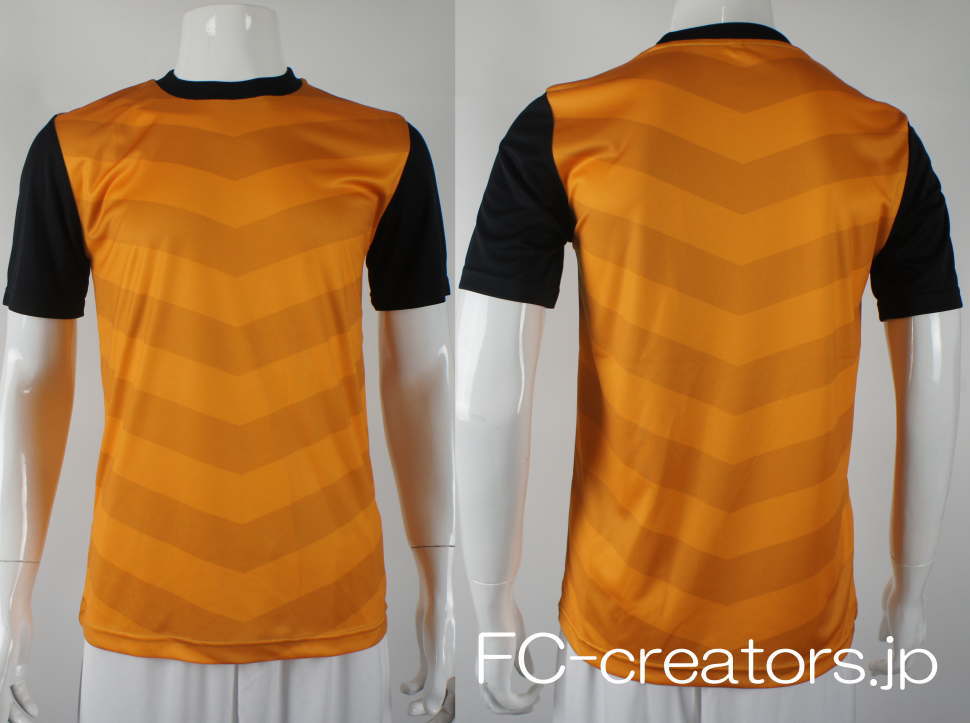 濃いオレンジ色と薄い色のサッカーユニフォーム