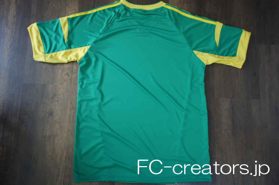 ギリシャ代表風のデザインに緑と黄色の縫い合わせと昇華プリントを織り交ぜたサッカーユニフォーム