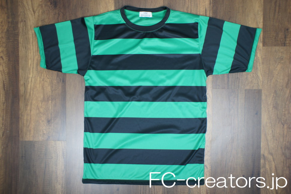 セルティックアウェーの色 緑と黒のボーダーシャツ