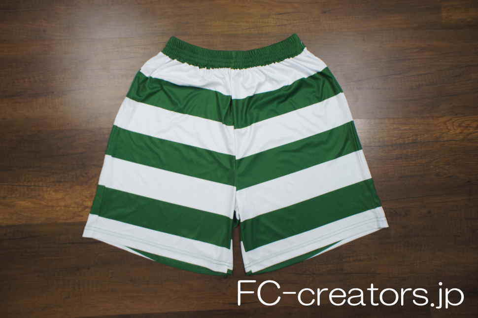 白と緑の横じま、ボーダー柄のサッカーパンツ 