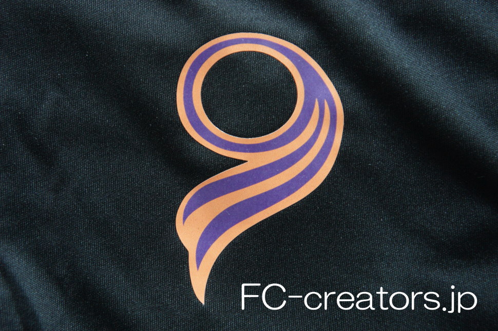 紫とオレンジのサッカークラブロゴ